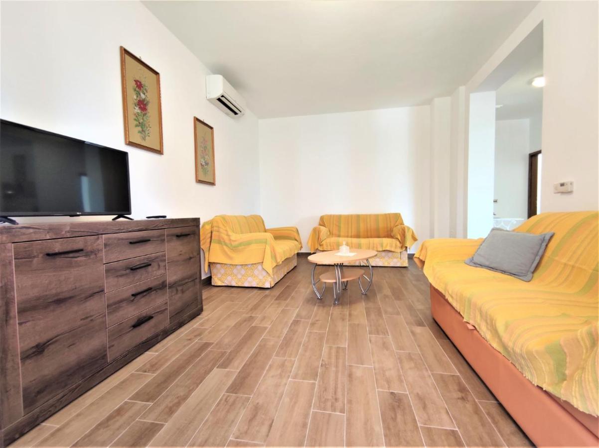 Apartments Morena Rakalj Exterior foto